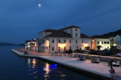 Tisno bei Nacht