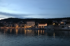 Tisno bei Nacht