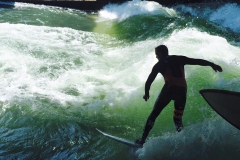 Surfer am Eisbach in München