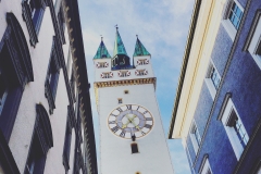Häuserschlucht - der Stadtturm in Straubing