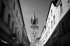 Stadtturm Straubing in der Häuserschlucht